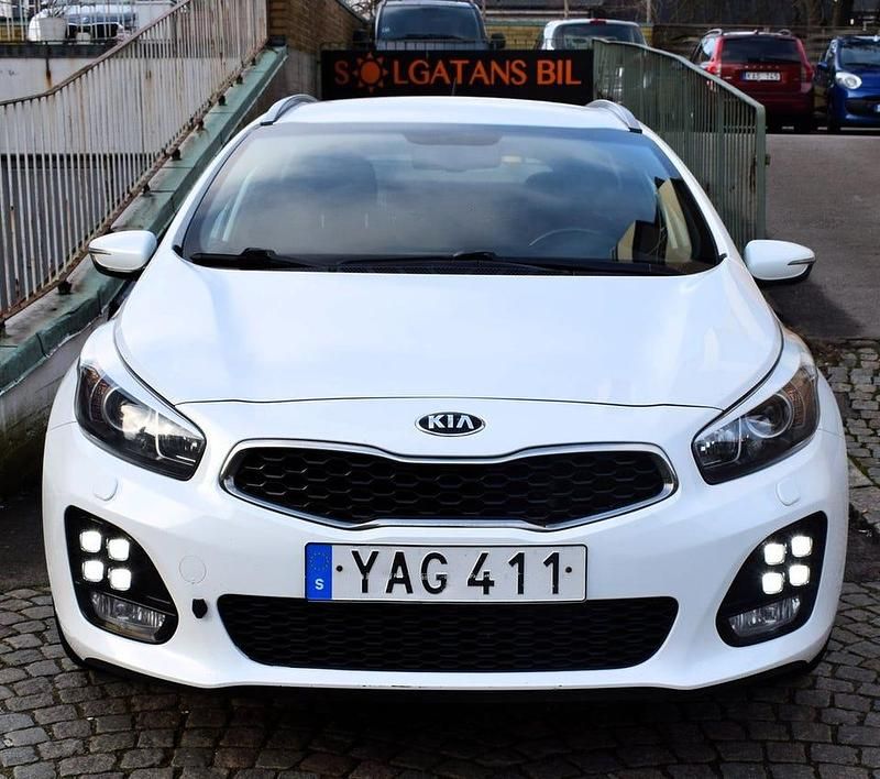 Vit Begagnad 2016 Kia Ceed Sportswagon GT-Line Kombi | 75 800 kr (Bra pris) - Bild 1/4