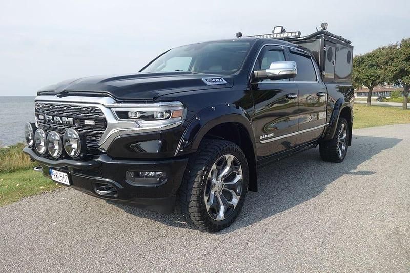 Svartmetallic Begagnad 2022 Dodge Ram Limited Pickup | 829 000 kr (Superpris) - Bild 1/4