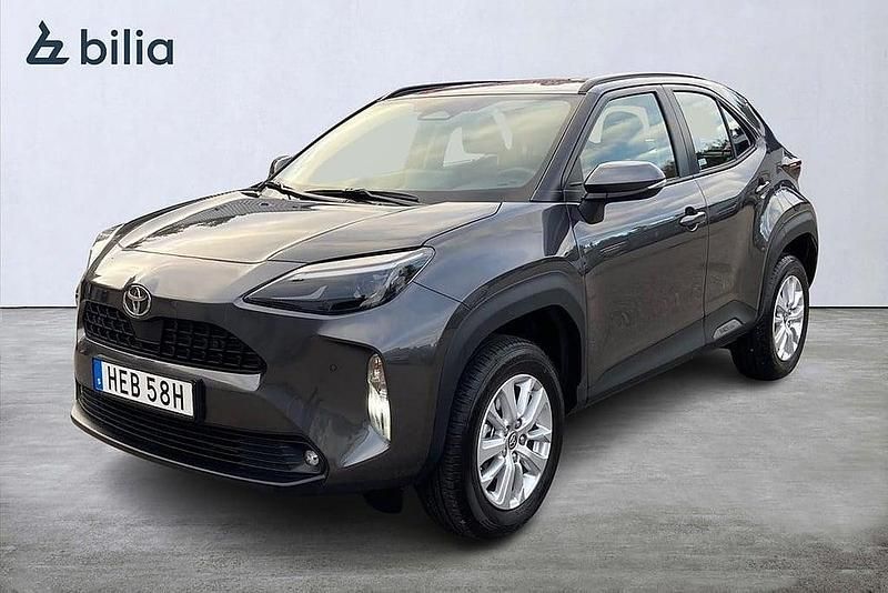 Mörkgrå Begagnad 2025 Toyota Yaris Cross Active SUV | 299 900 kr (Marknadspris) - Bild 1/3