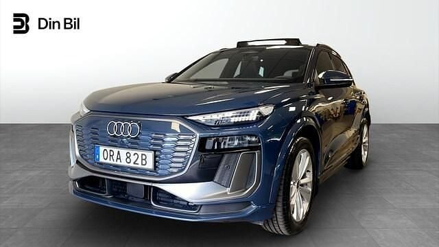 Blå (plasmablå metallic) Begagnad 2024 Audi Q6 e-tron S-Line SUV | 699 000 kr - Bild 1/4