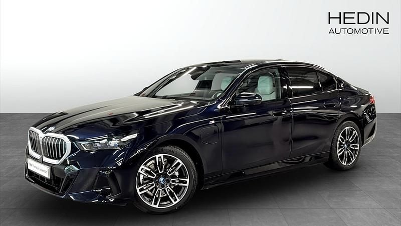 Svart (black) Begagnad 2025 BMW 530e M Sport Sedan | 658 700 kr (Marknadspris) - Bild 1/4