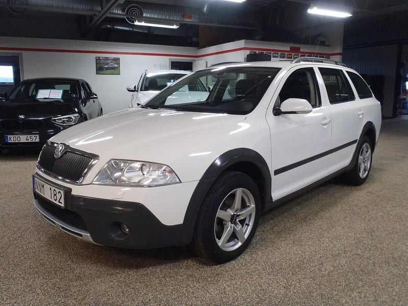 Vit Begagnad 2008 Skoda Octavia Scout Kombi | 59 000 kr (Marknadspris) - Bild 1/4