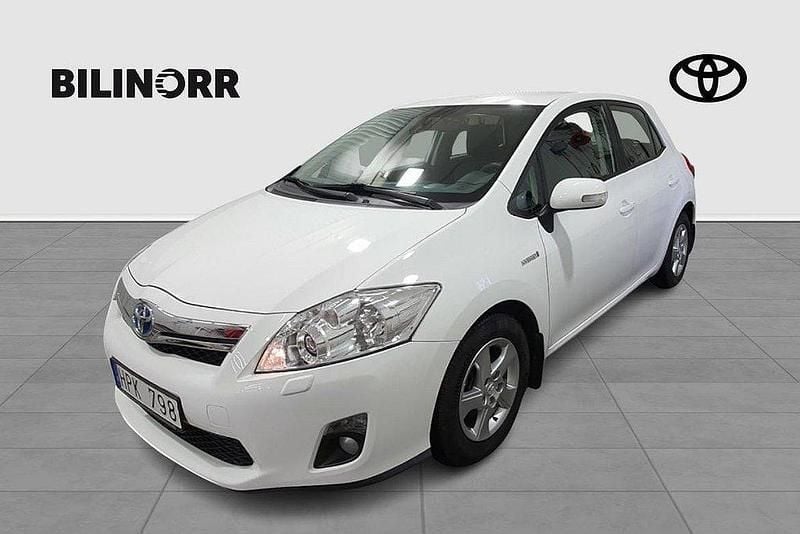 Vit Begagnad 2011 Toyota Auris Hybrid Plus Halvkombi | 129 900 kr (Marknadspris) - Bild 1/4