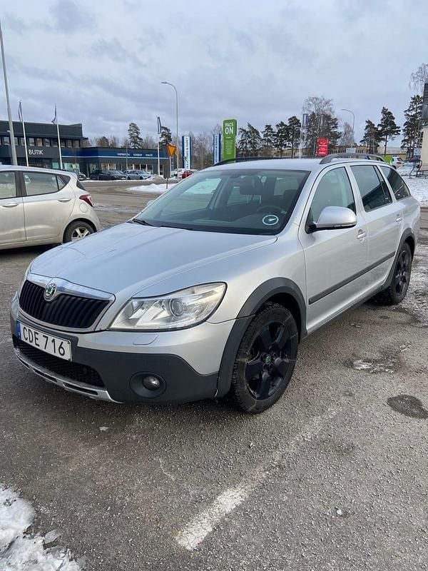 Begagnad Skoda Octavia Scout 140 HK (102 kW) 2012 Kombi