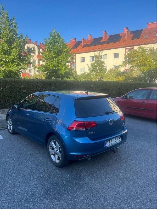 Blå Begagnad 2013 VW Golf VII Halvkombi | 124 900 kr (Lite dyr) - Bild 1/4