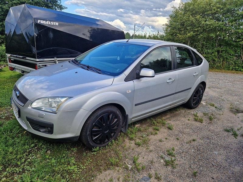 Grå Begagnad 2007 Ford Focus Halvkombi | 30 000 kr - Bild 1/4
