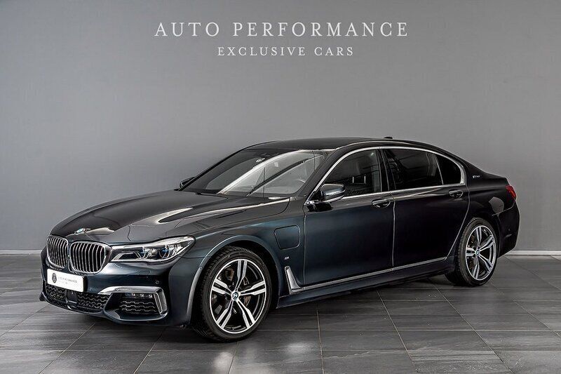 Grå Begagnad 2018 BMW 740 M Sport Sedan | 399 900 kr - Bild 1/4