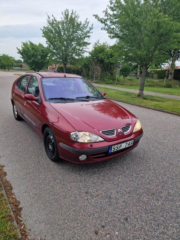 Röd Begagnad 2001 Renault Mégane Privilege Halvkombi | 7 000 kr - Bild 1/3