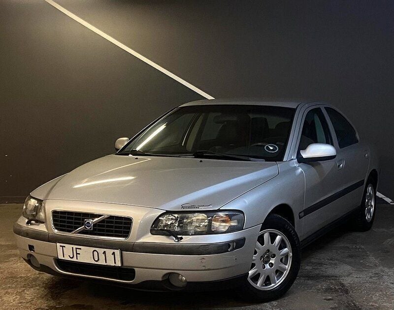 Ljusgrå Begagnad 2002 Volvo S60 Business Edition Sedan | 22 900 kr (Superpris) - Bild 1/4