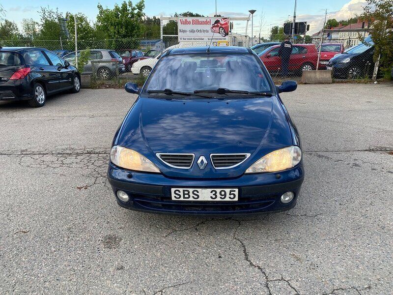 Mörkblå Begagnad 2000 Renault Mégane Expression Halvkombi | 10 900 kr - Bild 1/4