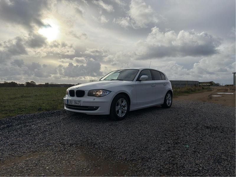 Vit Begagnad 2011 BMW 116 Halvkombi | 75 900 kr (Marknadspris) - Bild 1/4