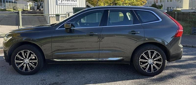 Grå Begagnad 2018 Volvo XC60 Inscription SUV | 369 700 kr (Bra pris) - Bild 1/4