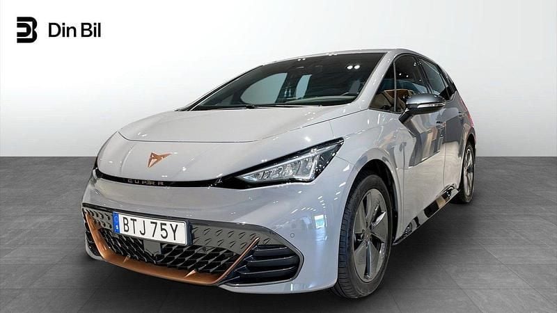 Ljusgrå Begagnad 2024 Cupra Born Halvkombi | 309 900 kr (Marknadspris) - Bild 1/4