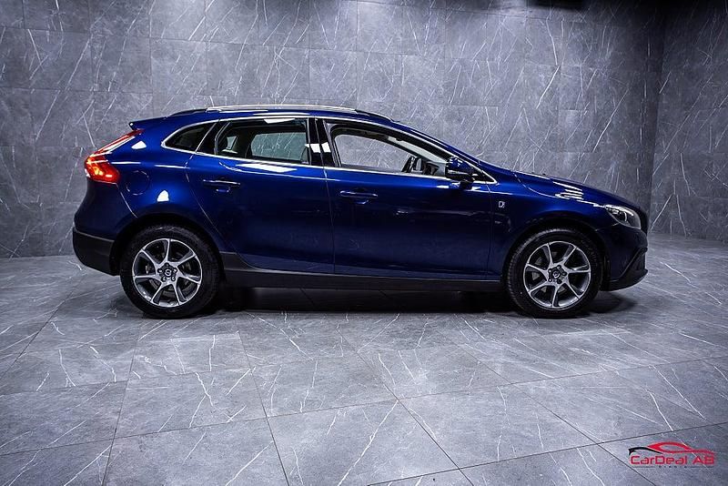 Begagnad Volvo V40 Ocean Race 114 HK (83 kW) 2015 Blå Halvkombi