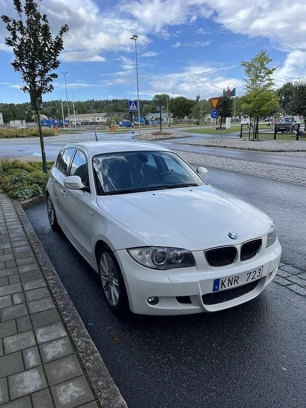 Vit Begagnad 2010 BMW 118 Advantage Halvkombi | 49 000 kr (Marknadspris) - Bild 1/4