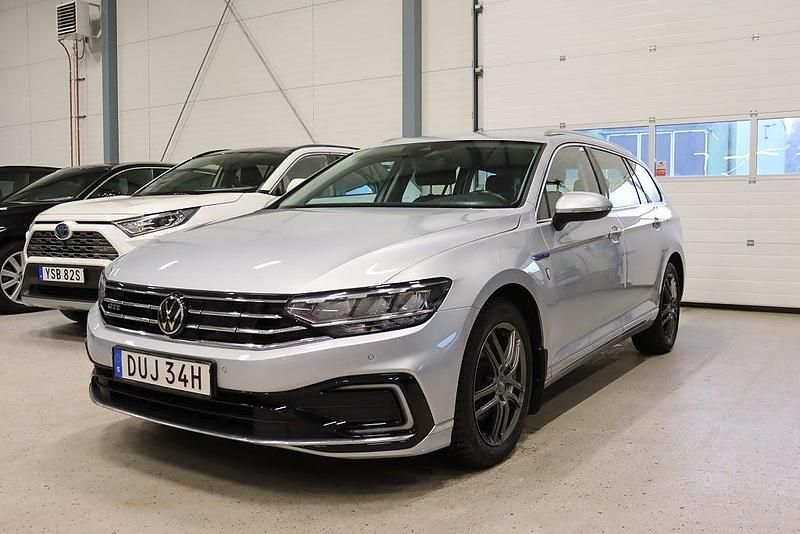Silver Begagnad 2022 VW Passat GTE Kombi | 254 800 kr (Marknadspris) - Bild 1/4