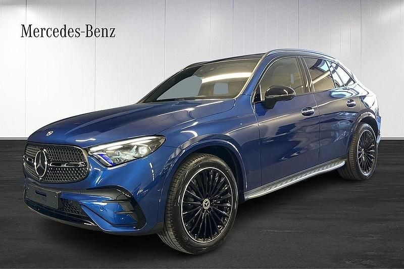 Blå Ny 2026 Mercedes GLC300e | 907 850 kr - Bild 1/4