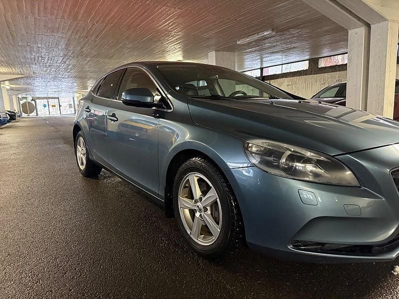 Blå Begagnad 2012 Volvo V40 Summum Halvkombi | 84 000 kr (Bra pris) - Bild 1/4