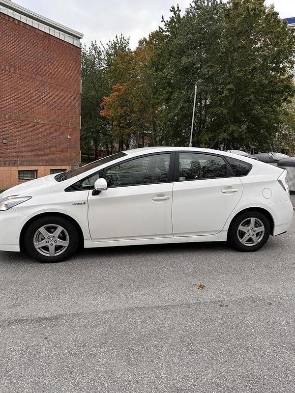 Vit Begagnad 2010 Toyota Prius Halvkombi | 110 500 kr (Marknadspris) - Bild 1/4