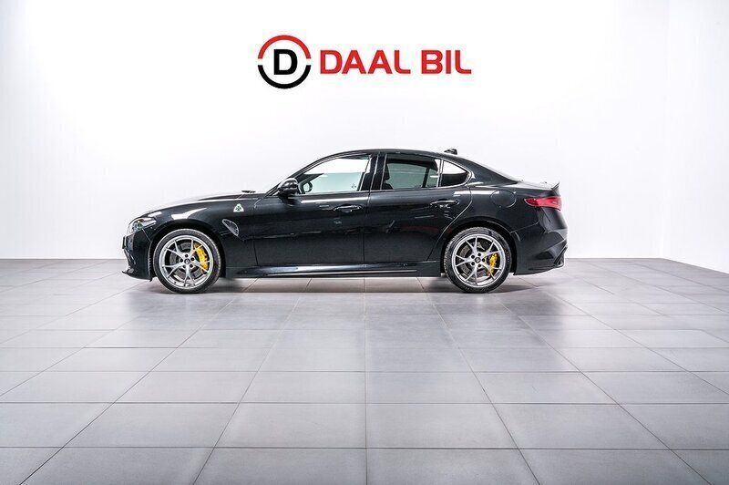Svart Begagnad 2017 Alfa Romeo Giulia Quadrifoglio Sedan | 579 700 kr (Marknadspris) - Bild 1/4