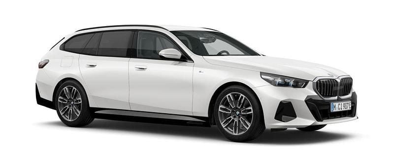 Vit (mineral white) Ny 2025 BMW 530e Shadowline Kombi | 723 700 kr (Marknadspris) - Bild 1/3