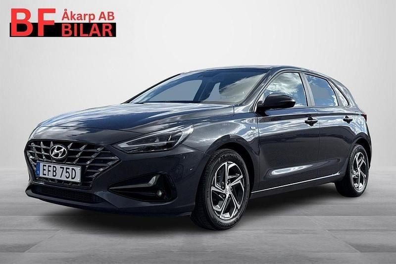 Grå Begagnad 2021 Hyundai i30 Halvkombi | 174 500 kr (Bra pris) - Bild 1/3