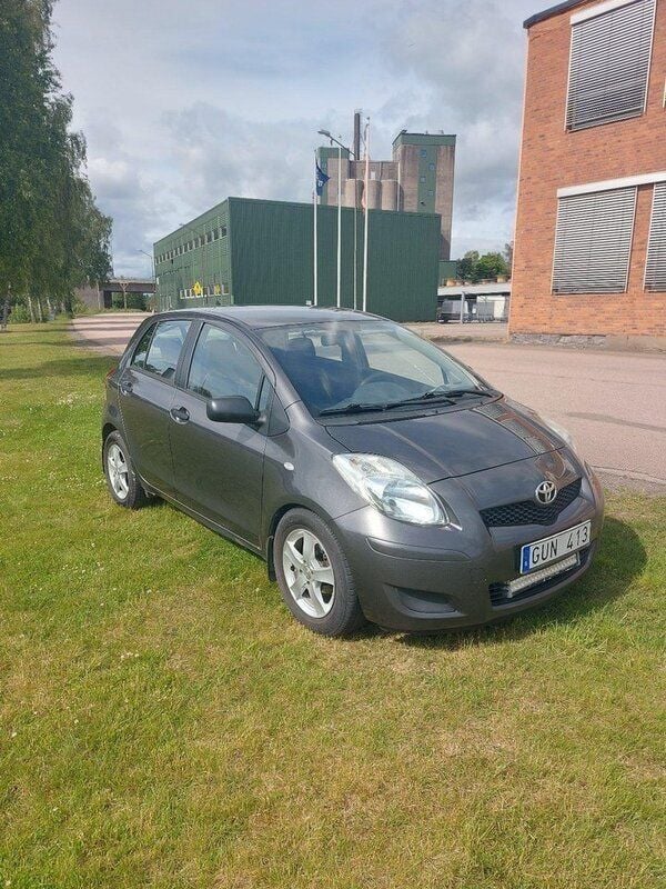 Grå Begagnad 2009 Toyota Yaris Halvkombi | 21 700 kr (Superpris) - Bild 1/4