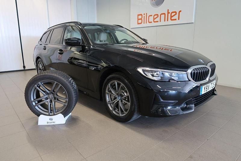 Svart Begagnad 2022 BMW 330e Sport Line Kombi | 379 900 kr (Bra pris) - Bild 1/3
