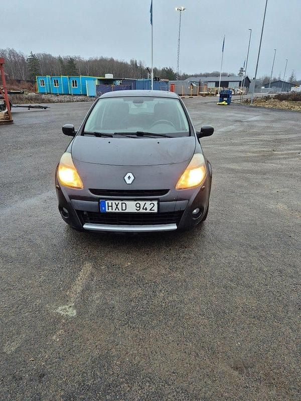Svart Begagnad 2011 Renault Clio R.S. Halvkombi | 17 000 kr (Bra pris) - Bild 1/4