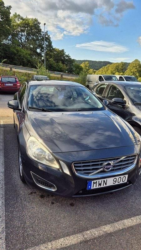 Grå Begagnad 2013 Volvo S60 Momentum Sedan | 89 900 kr (Bra pris) - Bild 1/4