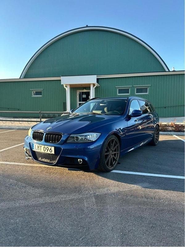 Blå Begagnad 2011 BMW 335 M Sport Kombi | 187 900 kr (Marknadspris) - Bild 1/4