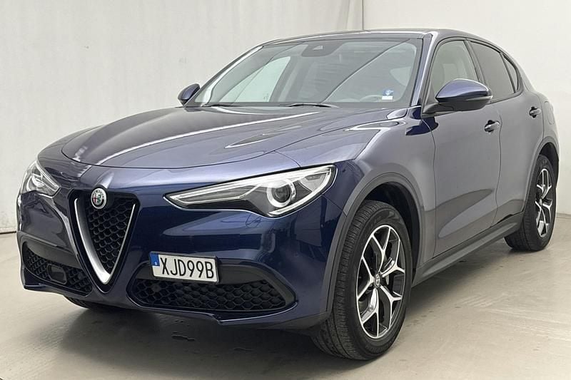 Blå Begagnad 2019 Alfa Romeo Stelvio Super SUV | 254 800 kr (Bra pris) - Bild 1/4