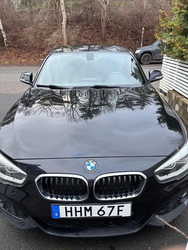 Begagnad 2019 BMW 118 M Sport Halvkombi | 169 000 kr (Bra pris) - Bild 1/4