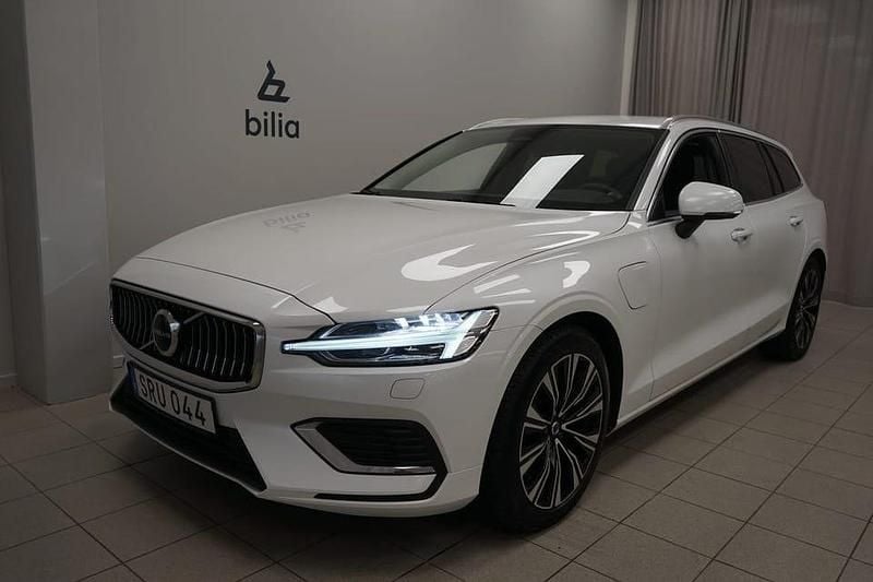 Vit Begagnad 2023 Volvo V60 Core Kombi | 369 900 kr (Marknadspris) - Bild 1/3