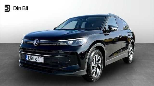 Svart (grenadilla black metallic) Begagnad 2025 VW Tiguan Edition SUV | 389 900 kr (Marknadspris) - Bild 1/4