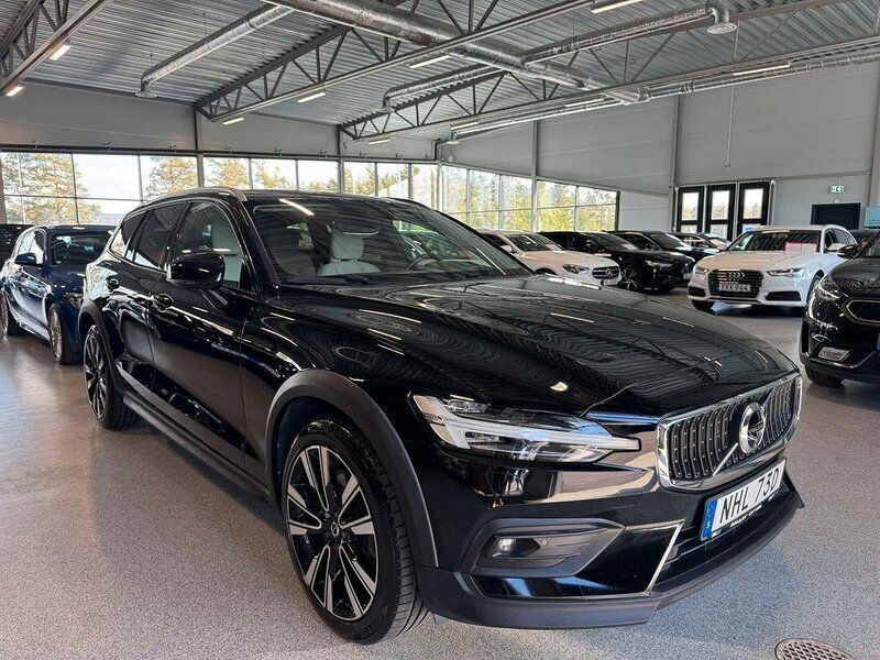 Svart Begagnad 2019 Volvo V60 CC Kombi | 287 900 kr (Marknadspris) - Bild 1/4