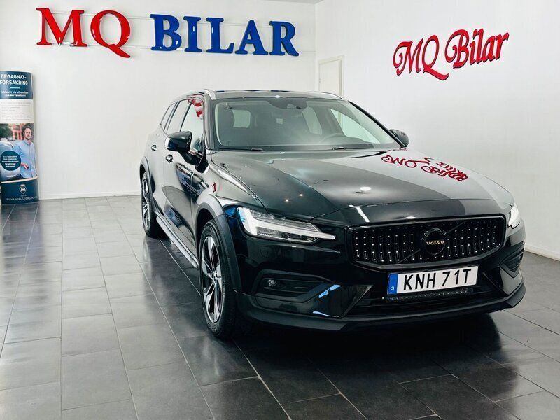 Svart Begagnad 2019 Volvo V60 CC Momentum Kombi | 299 900 kr (Marknadspris) - Bild 1/4