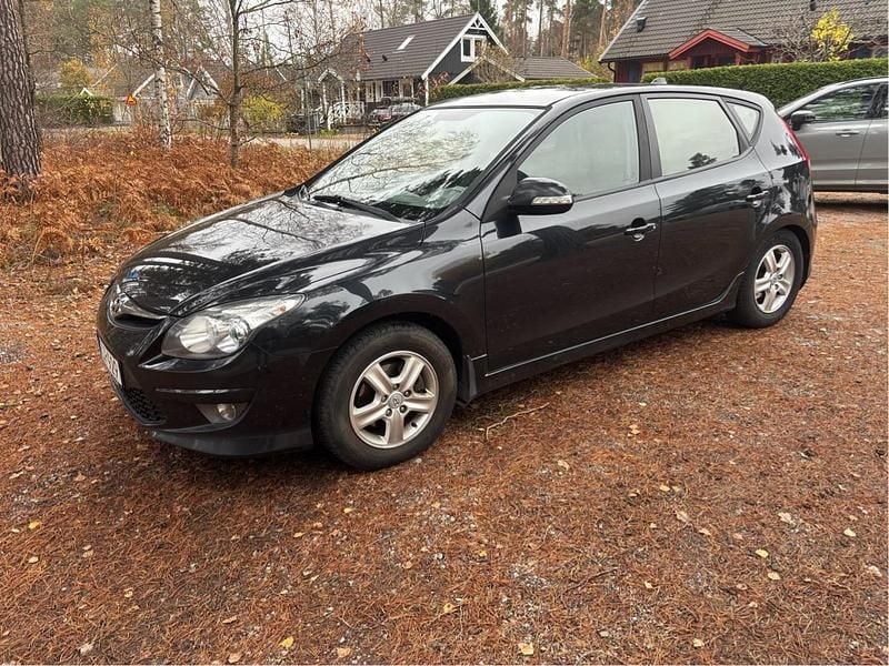 Svart Begagnad 2011 Hyundai i30 Halvkombi | 28 000 kr (Marknadspris) - Bild 1/4