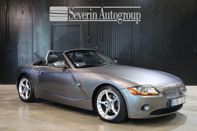 Grå Begagnad 2004 BMW Z4 Cab | 169 000 kr (Marknadspris) - Bild 1/4