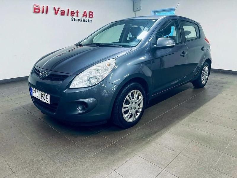 Mörkgrå (grå) Begagnad 2011 Hyundai i20 Select Halvkombi | 39 900 kr (Marknadspris) - Bild 1/4