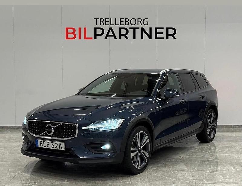 Blå Begagnad 2020 Volvo V60 CC Momentum Kombi | 249 900 kr (Marknadspris) - Bild 1/4