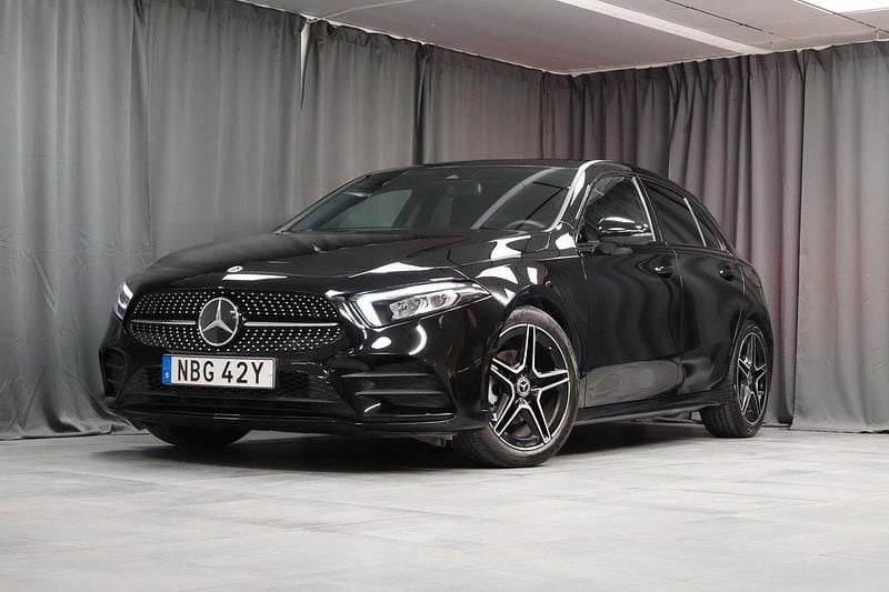 Svart Begagnad 2022 Mercedes A180 AMG Halvkombi | 299 000 kr (Lite dyr) - Bild 1/4