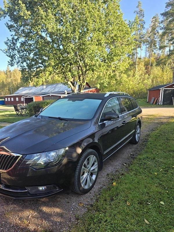 Brun Begagnad 2015 Skoda Superb Elegance Kombi | 123 900 kr (Marknadspris) - Bild 1/4