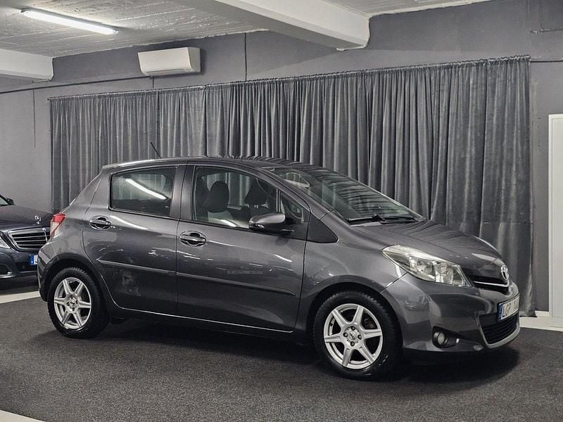 Mörkgrå Begagnad 2012 Toyota Yaris Style Halvkombi | 109 900 kr (Marknadspris) - Bild 1/4