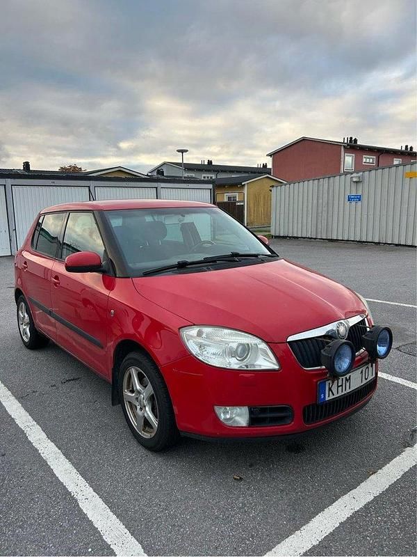 Röd Begagnad 2008 Skoda Fabia Halvkombi | 22 000 kr (Marknadspris) - Bild 1/4