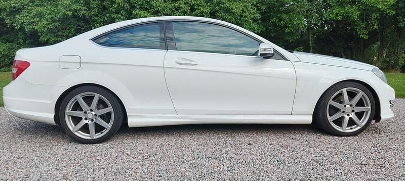 Vit Begagnad 2013 Mercedes C180 AMG Sportkupé | 125 000 kr (Marknadspris) - Bild 1/4