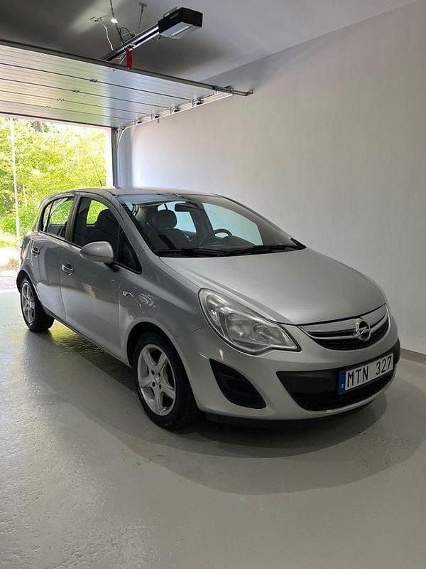 Grå Begagnad 2012 Opel Corsa Enjoy Halvkombi | 41 500 kr (Marknadspris) - Bild 1/4