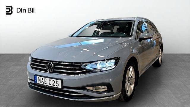 Grå Begagnad 2023 VW Passat Elegance Kombi | 384 900 kr (Marknadspris) - Bild 1/4