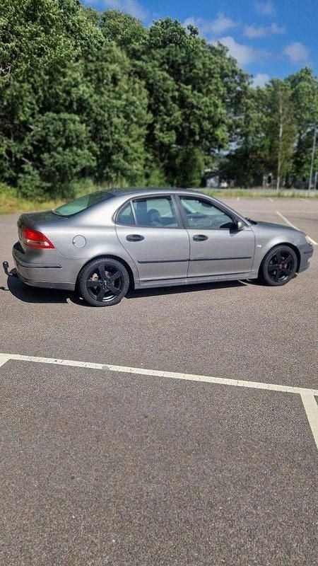 Grå Begagnad 2004 Saab 9-3 Linear Sedan | 8 000 kr (Bra pris) - Bild 1/4