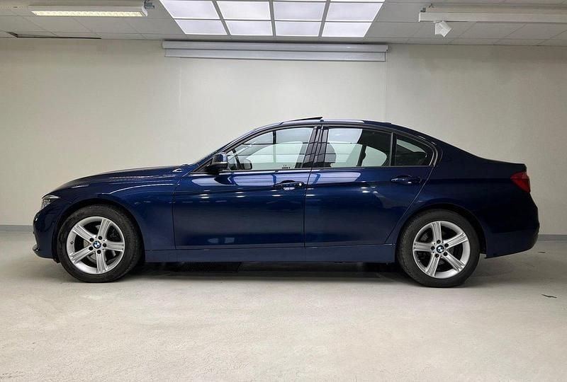 Blå Begagnad 2018 BMW 320 Sport Line Sedan | 219 000 kr (Marknadspris) - Bild 1/4
